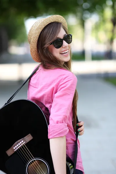 Žena hraje kytara v parku — Stock fotografie