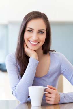 kadın modern mutfak