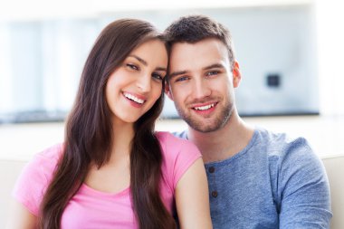 genç bir çift kanepe