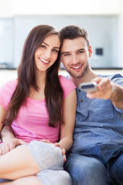TV uzaktan kumandanızla couple