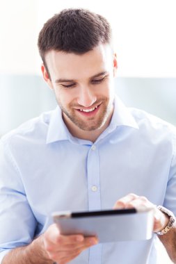 Dijital tablet kullanan genç adam