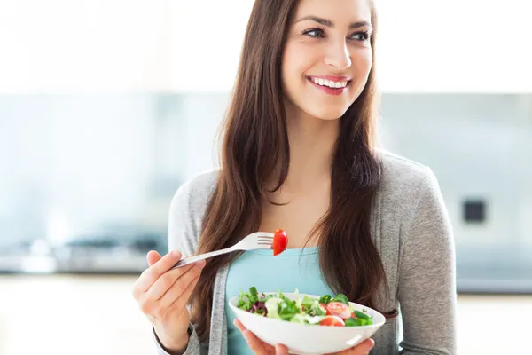 Frau isst Salat — Stockfoto