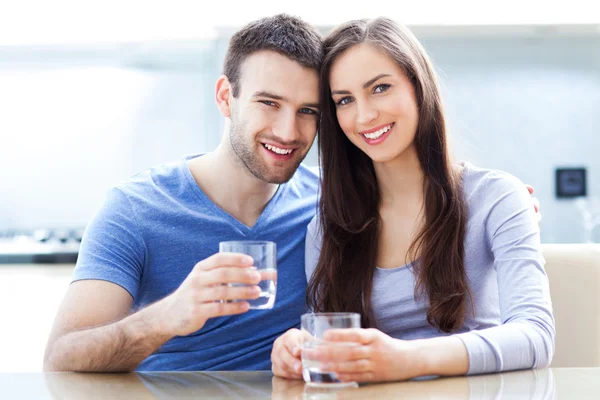 Pareja con vasos de agua — Foto de Stock