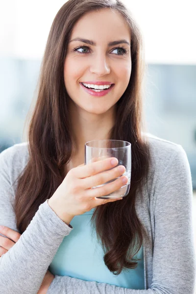 Femme tenant un verre d'eau — Photo