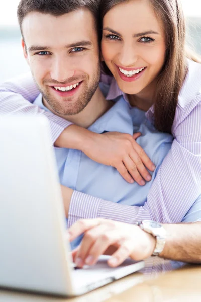 Νεαρό ζευγάρι που χρησιμοποιεί φορητό υπολογιστή — Φωτογραφία Αρχείου