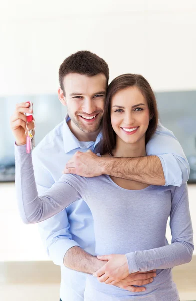 New home owners with key — Stock Photo, Image