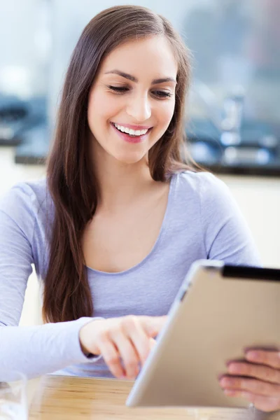 Mujer usando tableta digital —  Fotos de Stock