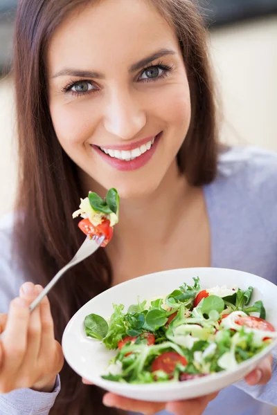 Kvinna äter sallad — Stockfoto