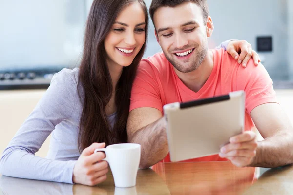 Casal sorridente com tablet digital — Fotografia de Stock