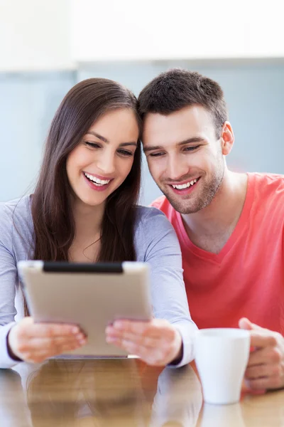 Usmívající se pár s digitálním tabletu — Stock fotografie