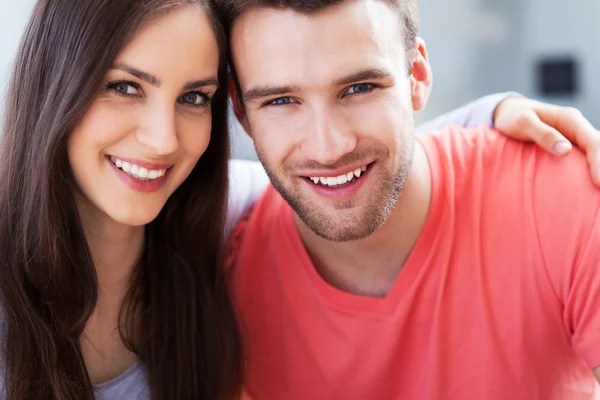 Sorrindo jovem casal — Fotografia de Stock