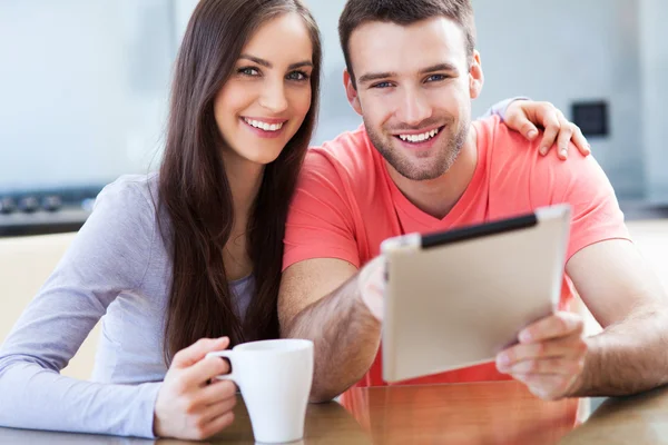 Couple souriant avec tablette numérique — Photo