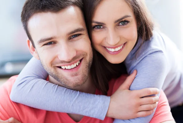 Sorrindo jovem casal — Fotografia de Stock