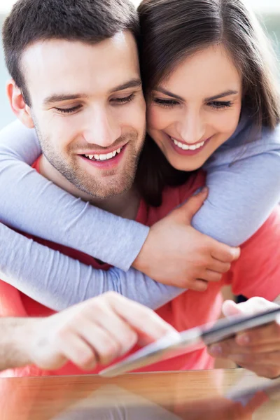 Casal sorridente com tablet digital — Fotografia de Stock