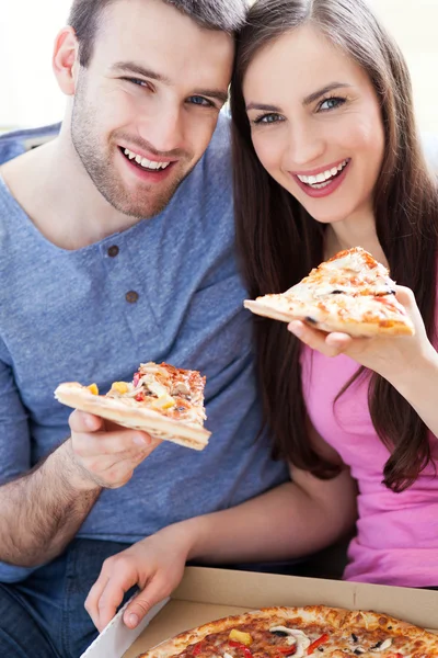 Couple manger une pizza — Photo