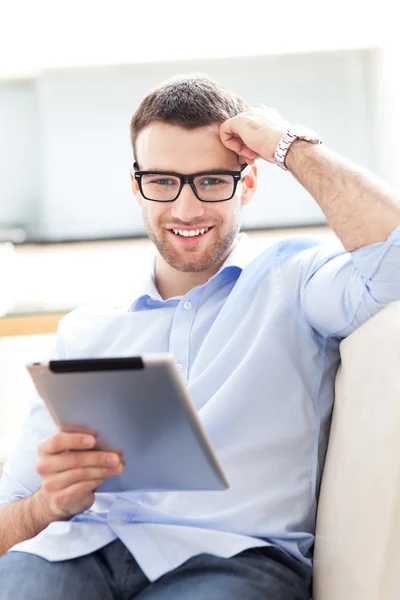 Homem relaxante com tablet digital — Fotografia de Stock