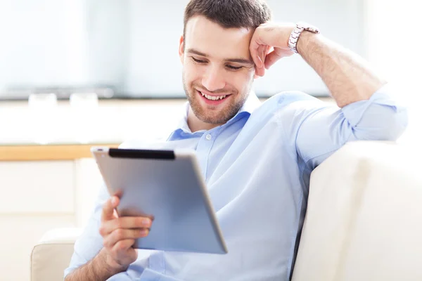 Man koppla av med digital tablet — Stockfoto