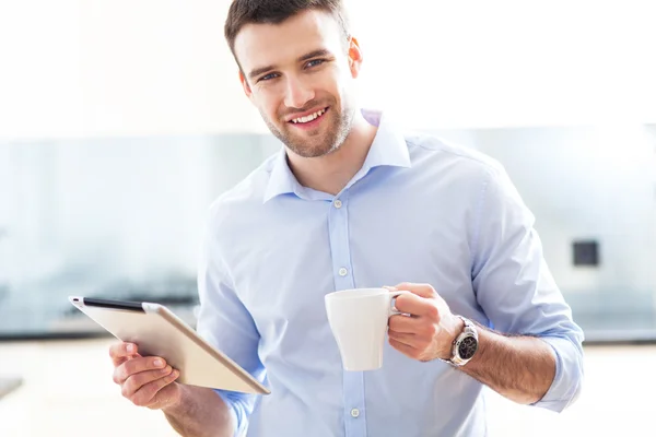 Jeune homme utilisant une tablette numérique — Photo