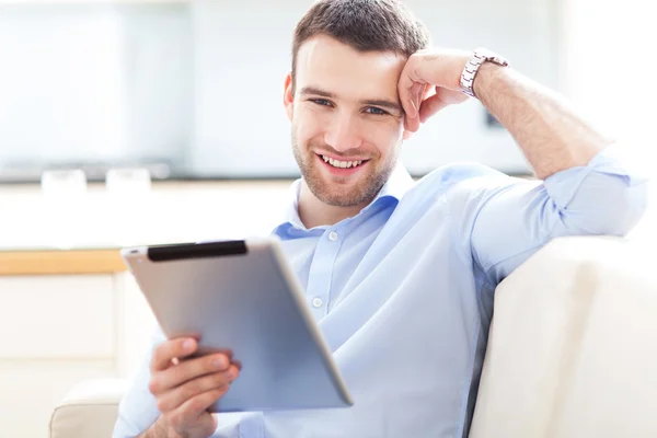 Jeune homme utilisant une tablette numérique — Photo