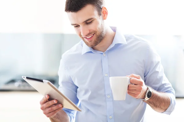 Jeune homme utilisant une tablette numérique — Photo