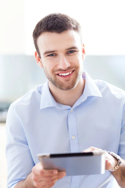 Jeune homme utilisant une tablette numérique — Photo