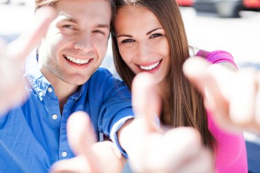 Yukarı Çift başparmak ile gülümseyen