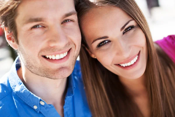 Mladý pár se usmívá — Stock fotografie