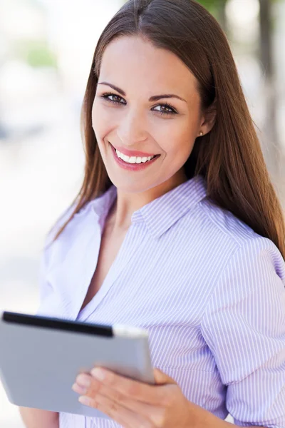 Mulher com tablet digital — Fotografia de Stock