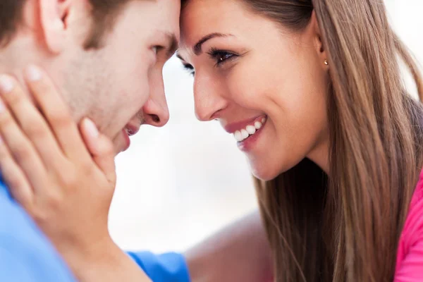 Pareja joven cariñosa — Foto de Stock