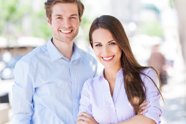 Joven pareja de negocios — Foto de Stock