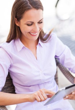 dijital tablet kullanan kadın