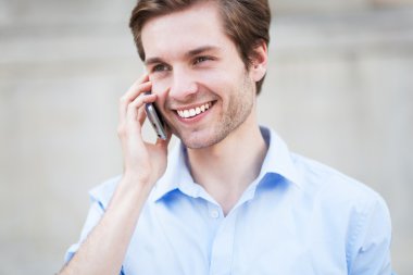 Cep telefonlu genç adam.