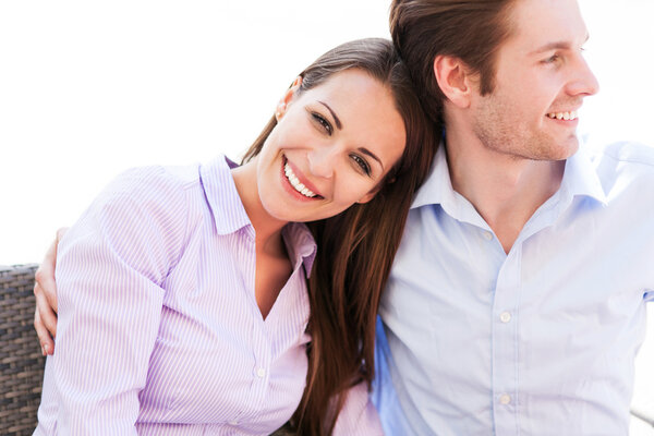 молодая пара улыбается
