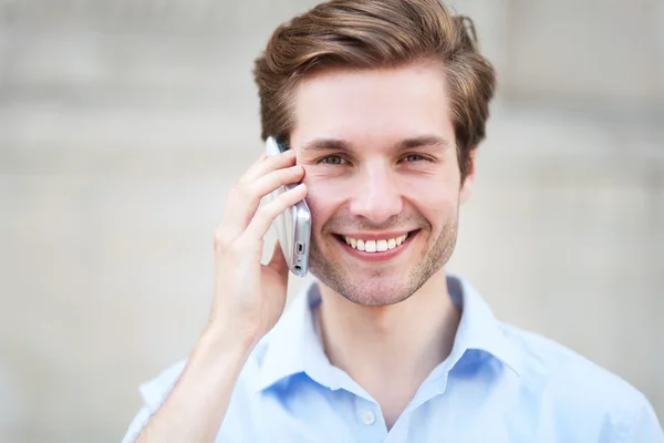 Ung man med mobiltelefon — Stockfoto