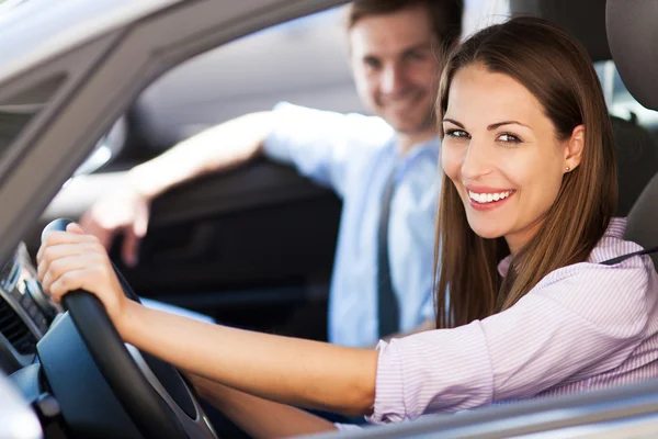 Jong stel zit in auto Rechtenvrije Stockfoto's