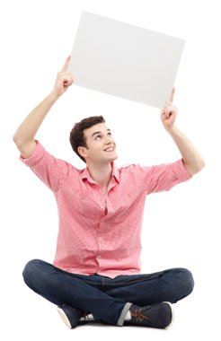 genç adam tutarak boş poster