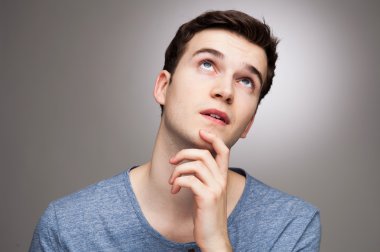 Merak eden genç adam