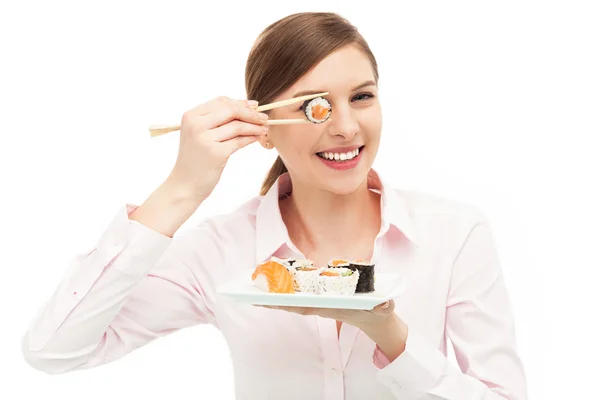 Hermosa mujer comiendo sushi — Foto de Stock