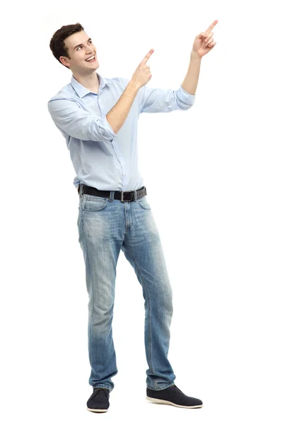 Joven apuntando hacia arriba — Foto de Stock