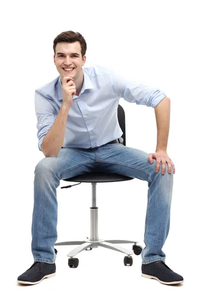 Νεαρός άνδρας κάθεται στην καρέκλα — Φωτογραφία Αρχείου