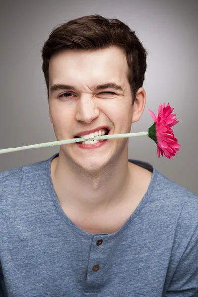 Homem com flor na boca — Fotografia de Stock