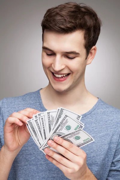Mann zählt Geld — Stockfoto