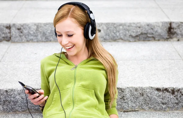 Junge Frau hört Musik — Stockfoto