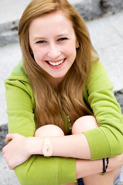 Joven mujer sonriendo — Foto de Stock