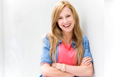 Gülümseyen genç kadın