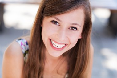 Gülümseyen genç kadın