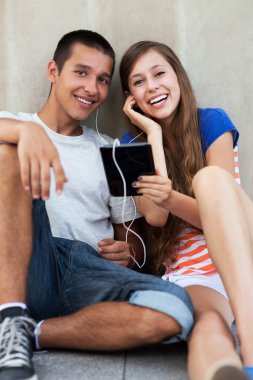 Genç çift dijital tablet ile