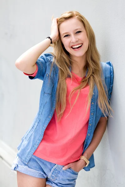 Young woman smiling — Stock Photo, Image