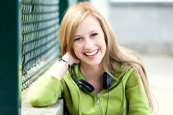 Jovem mulher sorrindo — Fotografia de Stock