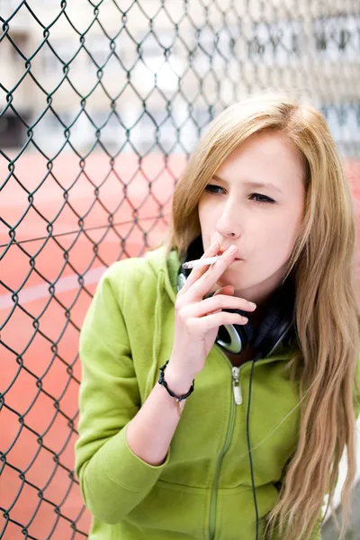 10 代の女の子の喫煙 — ストック写真